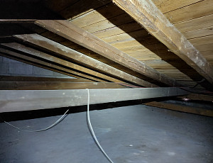 Zateplení stropu rodinného domu pomocí foukané izolace